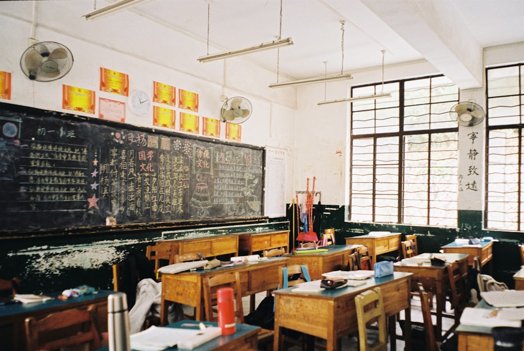 a-classroom-filled-with-desks-and-a-chalkboard-ezfaew1dujg
